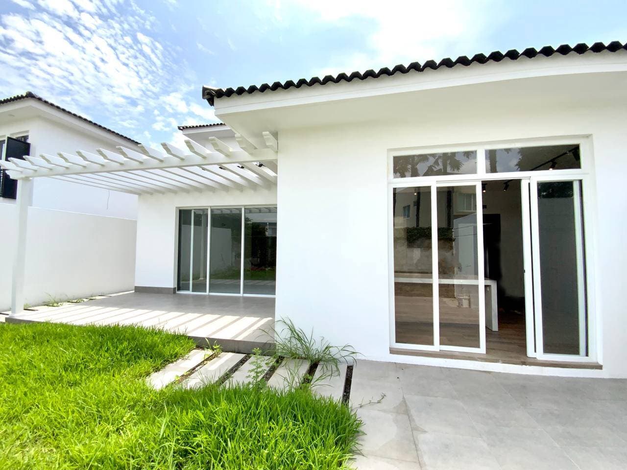 VILLA CON ACABADOS MODERNOS DE VENTA EN MOCOLI — foto 1