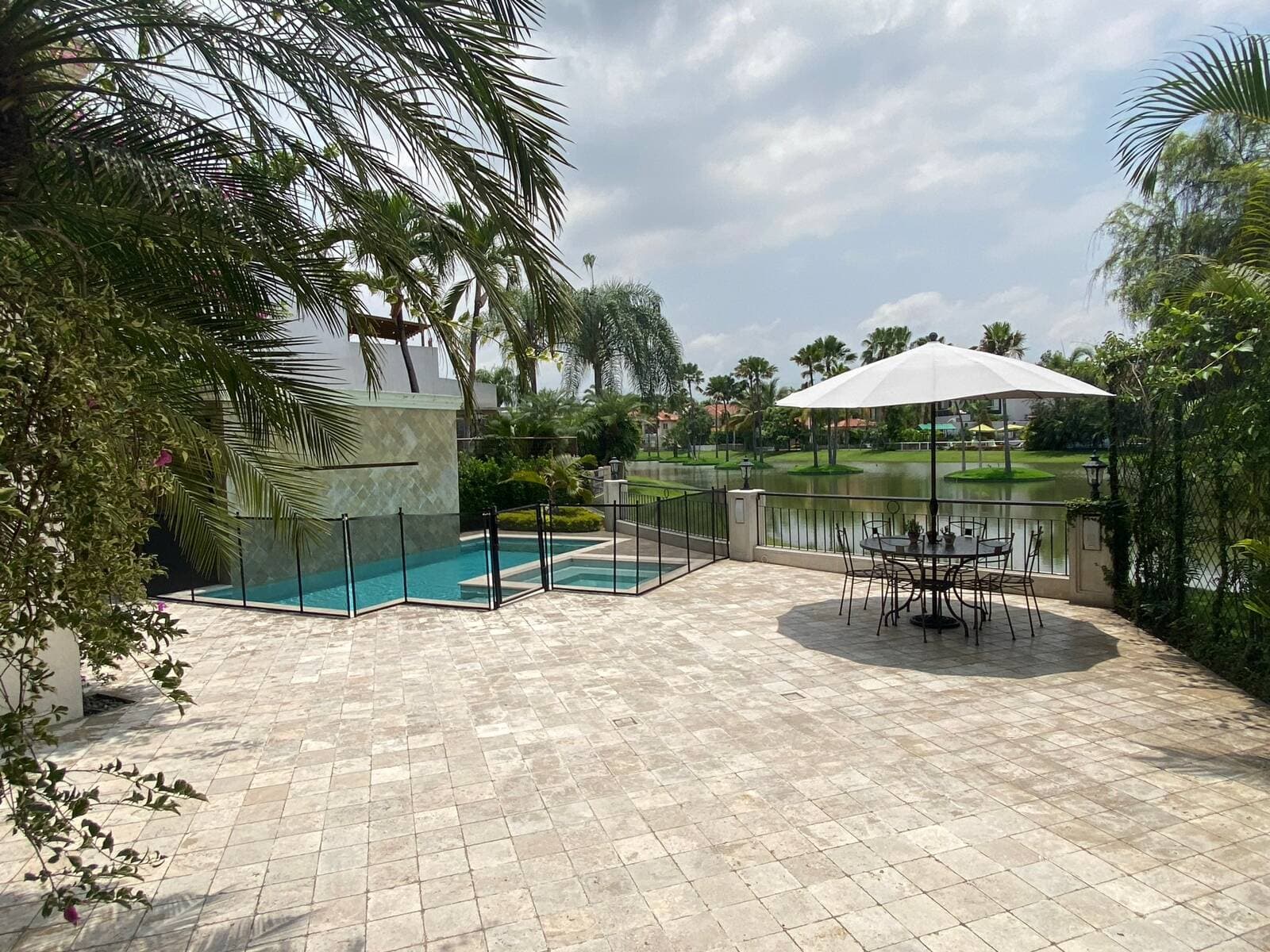 ESPECTACULAR VILLA AL LAGO DISPONIBLE A LA VENTA — foto 1
