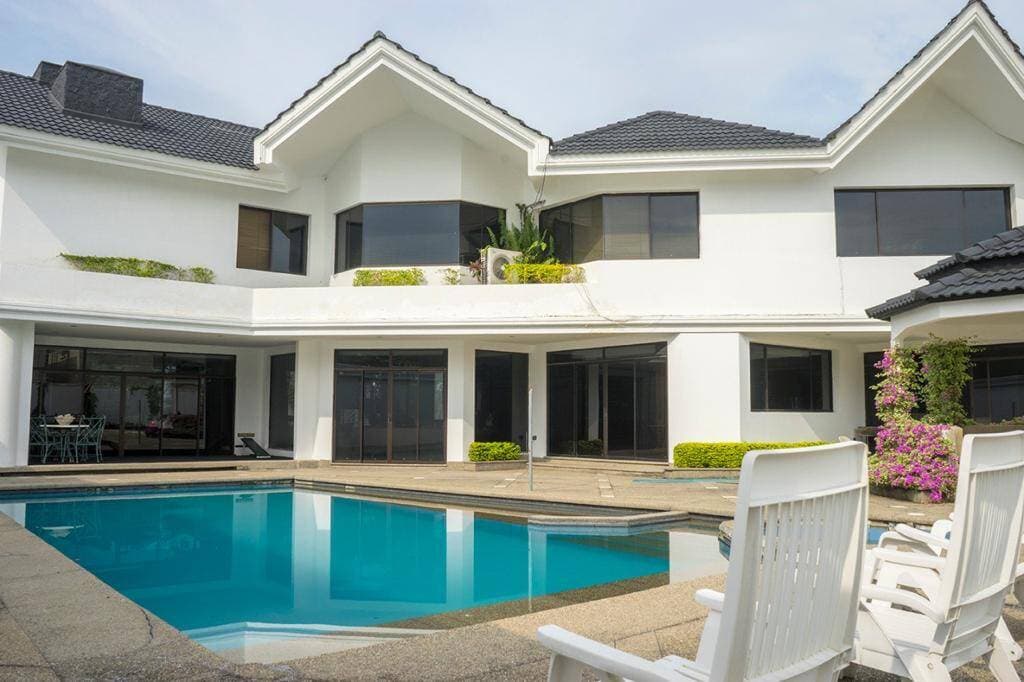 LINDA VILLA EN LAGUNA DORADA DE VENTA — foto 1
