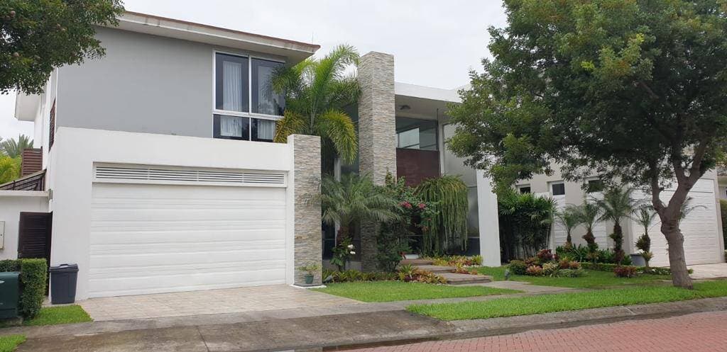 ESPECTACULAR VILLA AL LAGO DE VENTA EN ARRECIFE — foto 2