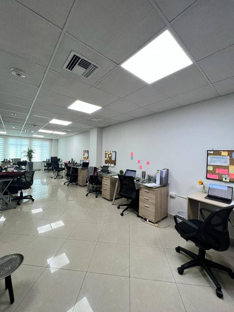 OFICINA DE ALQUILER LISTA PARA MAYO EN AV. SAMBORONDON — foto 1