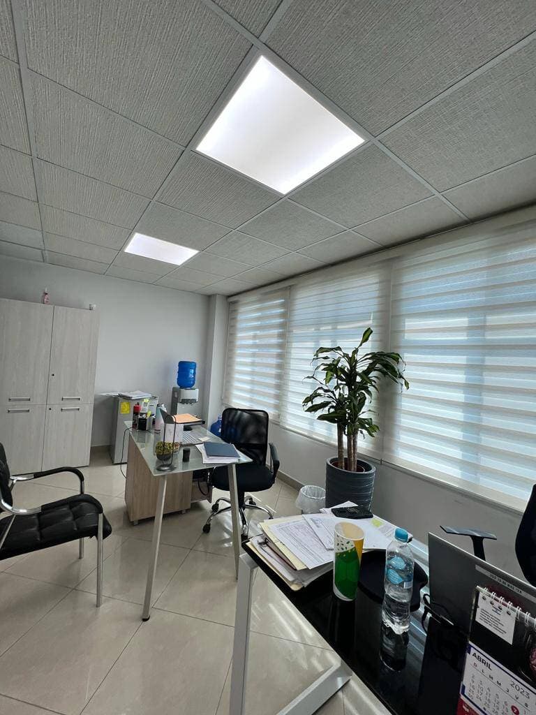 OFICINA DE ALQUILER LISTA PARA MAYO EN AV. SAMBORONDON — foto 4
