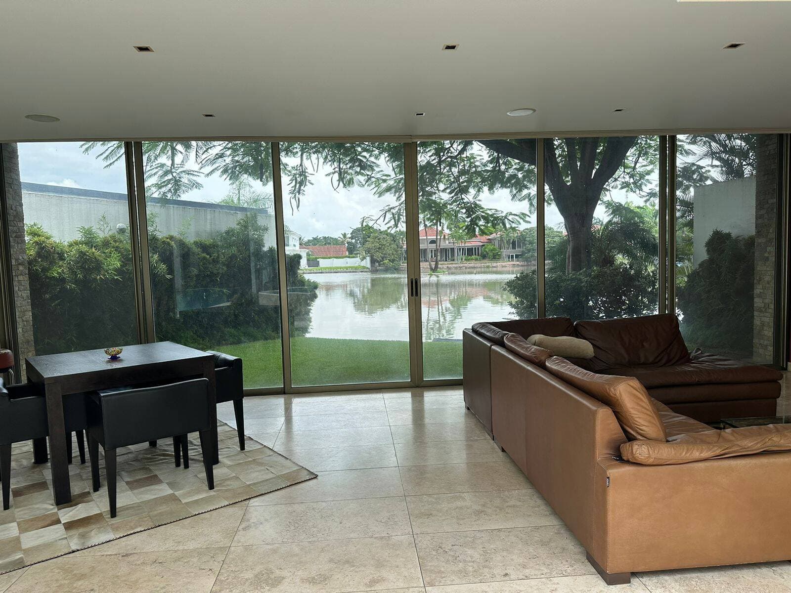 LINDA VILLA MODERNA CON VISTA AL LAGO EN VENTA — foto 2