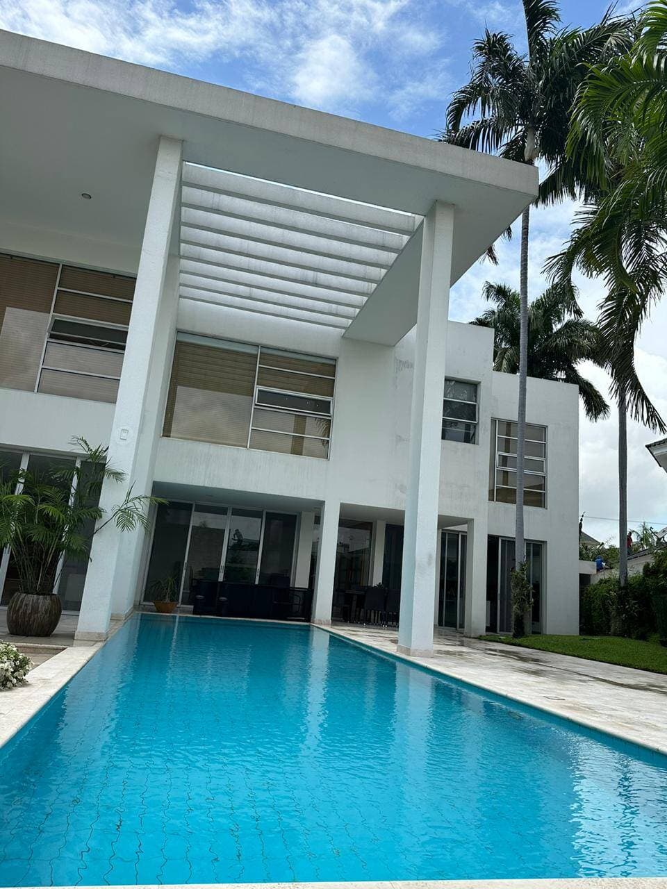 LINDA VILLA MODERNA CON VISTA AL LAGO EN VENTA — foto 4