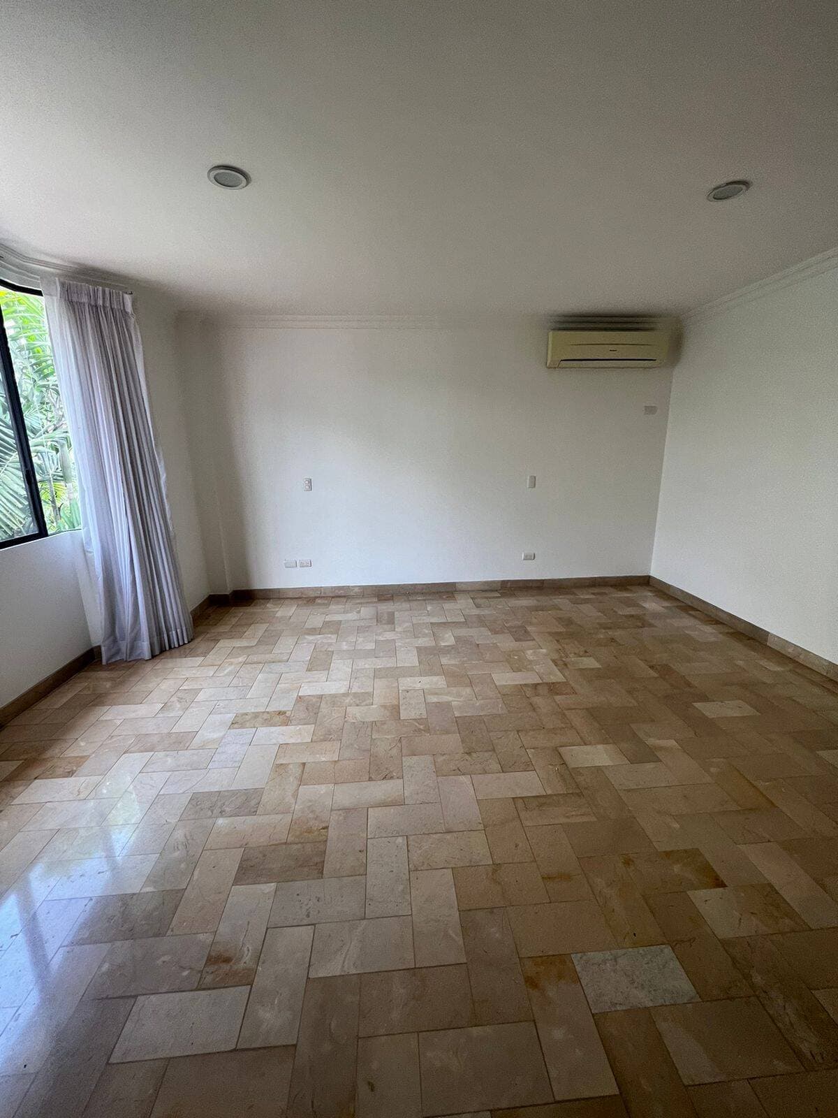 PRIMEROS KILOMETROS VILLA DE 4 DORMITORIOS MAS PISCINA — foto 2
