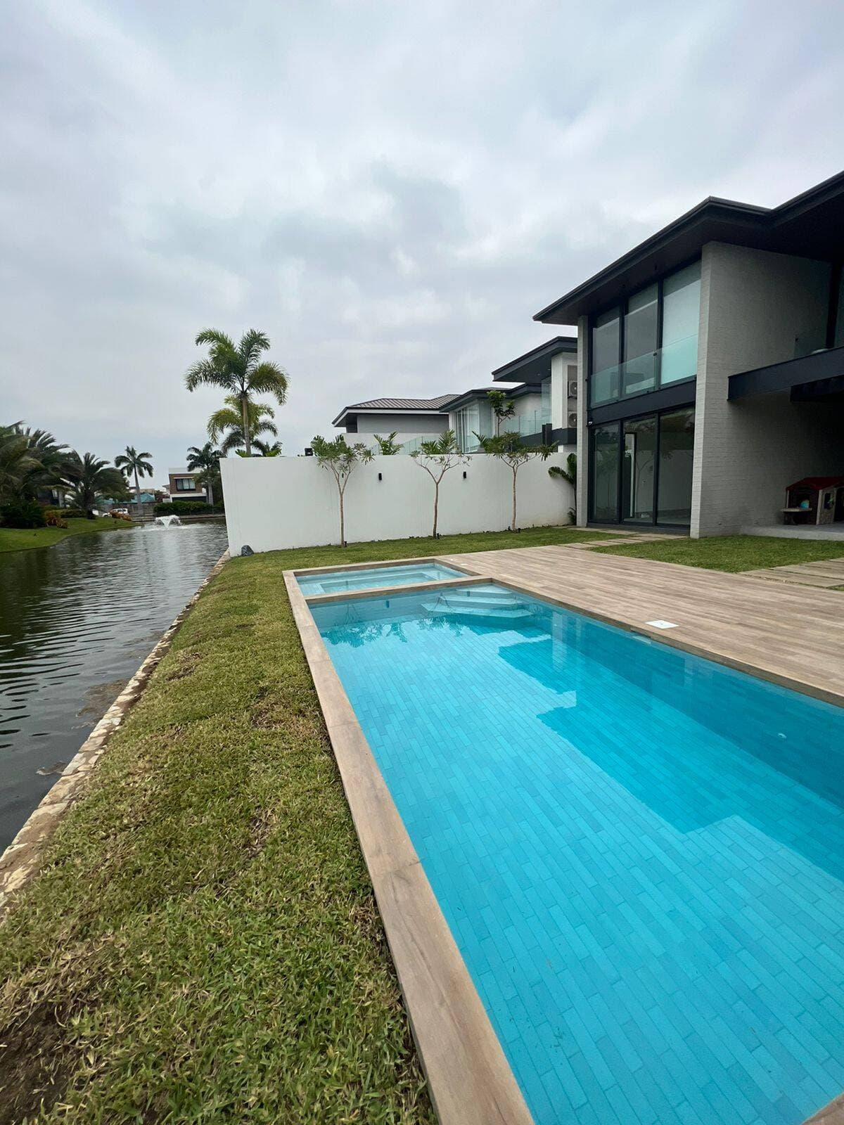 BELLA CASA MINIMALISTA AL LAGO EN PACIFICA DE ESTRENO — foto 5