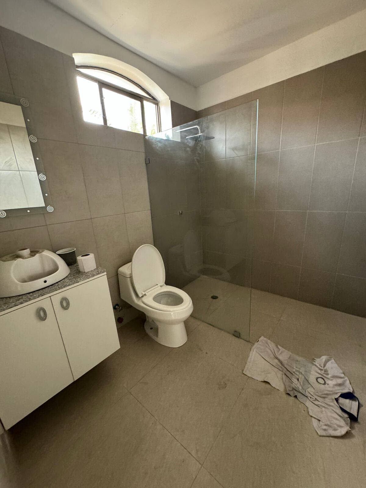 KM 1 VILLA AL RIO REMODELADA DE 600 MTS2 DE CONSTRUCCION 5 DORMITORIOS PISC — foto 2