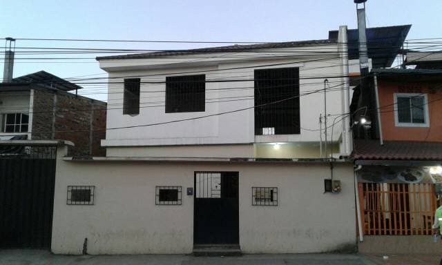 ALQUILO CASA DE DOS PISOS MAS AREA DE PATIO LIBRE